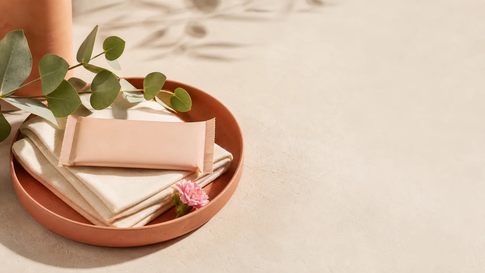 Warme Editorial-Aufnahme mit Periodenprodukt, Keramik und botanischen Details